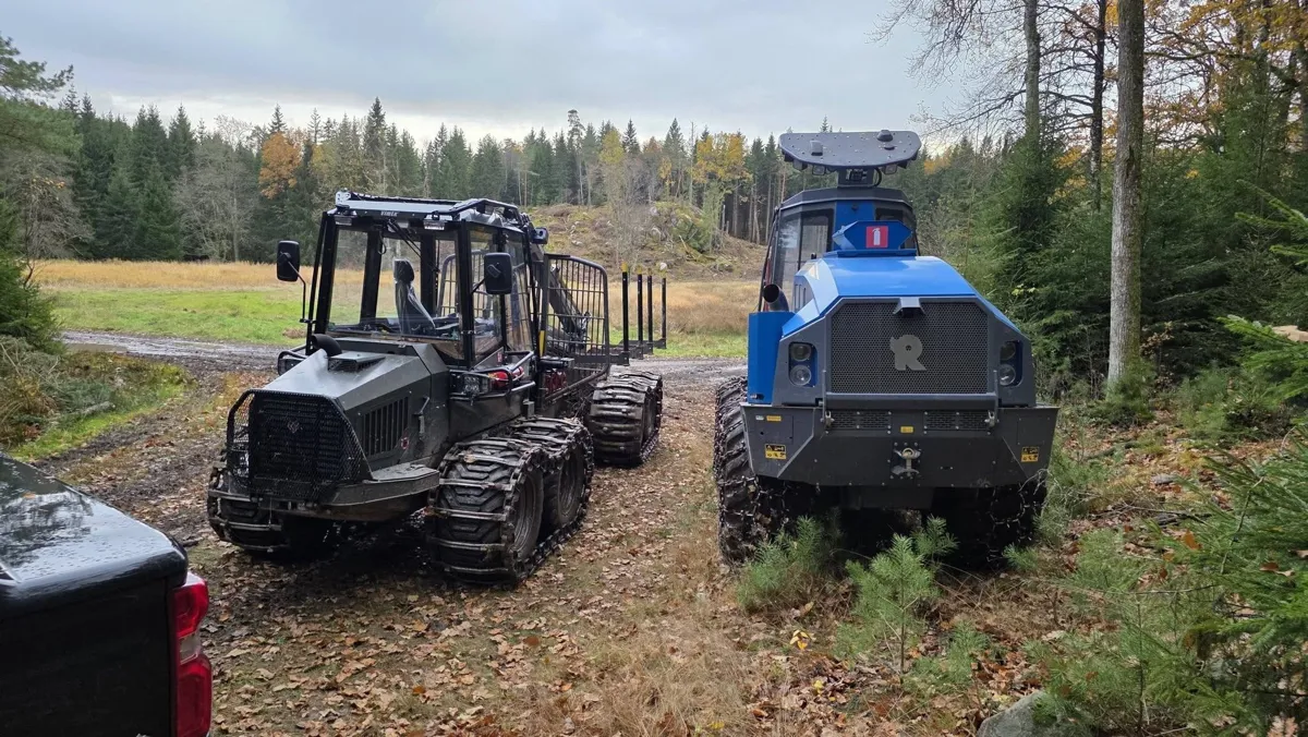 Svart Vimek 870-skotare och blå Rottne H8-skördare sida vid sida i höstskog